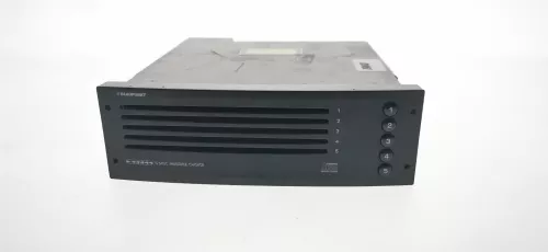 WISSELAAR (CAN) ZIT ONDER RADIO IN DASHBOARD/